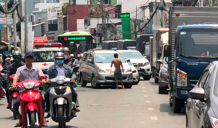 Người đàn ông có biểu hiện "ngáo đá" liên tục chặn hàng loạt ôtô, xe tải, xe khách...đang lưu thông