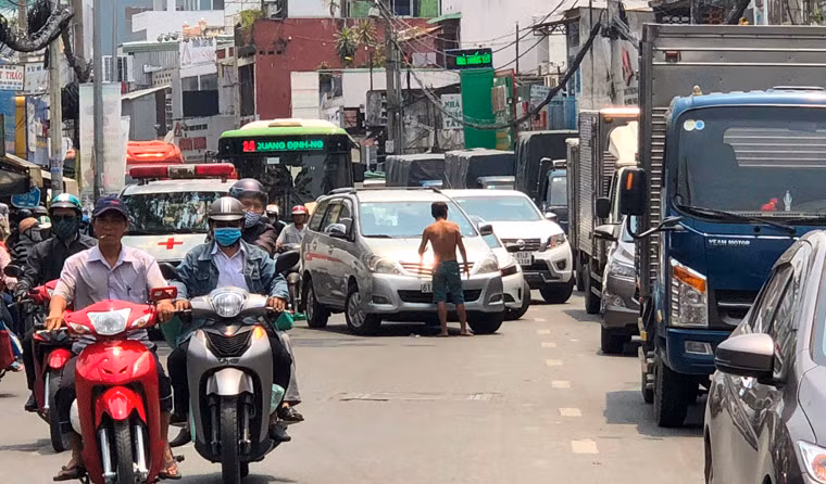 Người đàn ông có biểu hiện "ngáo đá" liên tục chặn hàng loạt ôtô, xe tải, xe khách...đang lưu thông