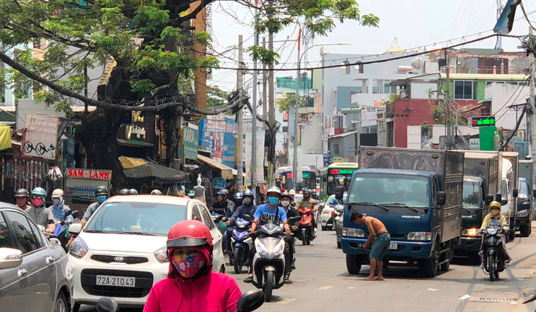 Nhiều tài xế quá bất ngờ đã vội thắng gấp để tránh đã khiến xảy ra các vụ va chạm nhưng không gây thiệt hại đáng kể.