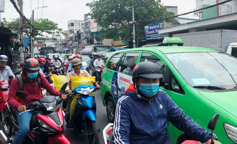 Điều đáng nói, người dân không thấy bất cứ lực lượng nào từ CSGT, Công an địa phương có mặt để xử lý. 