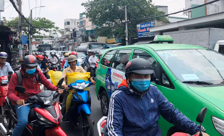 Điều đáng nói, người dân không thấy bất cứ lực lượng nào từ CSGT, Công an địa phương có mặt để xử lý. 