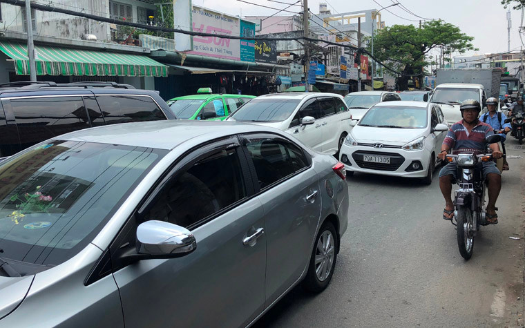 Hành động của người đàn ông lặp đi lặp lại suốt hơn 45 phút khiến tình trạng ùn tắc, hỗn loạn giao thông trên đường Xô Viết - Nghệ Tĩnh kéo dài...