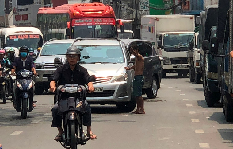 Sau đó mới cho phương tiện tiếp tục lưu thông.