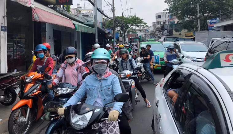 Xe cộ ùn ứ ngay vào giờ cao điểm vì hành động quỳ lạy chặn xe của người đàn ông.