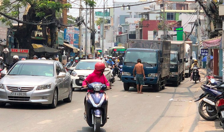 Theo đó khoảng 12h trưa cùng, hàng nghìn ôtô, xe tải, xe khách và xe máy đang tấp nập lưu thông trên đường Xô Viết - Nghệ Tĩnh (hướng về Bến xe miền Đông và QL13 để ra cửa ngõ về các tỉnh miền Đông, Tây Nguyên) thì bất ngờ xuất hiện người đàn ông chặn xe quỳ lạy khiến giao thông ùn tắc nghiêm trọng.