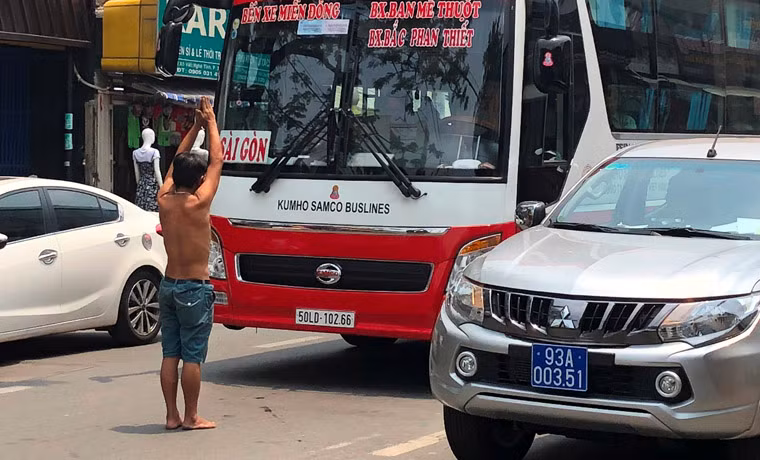 Khi chặn xe, người đàn ông này chắp 2 tay vái...