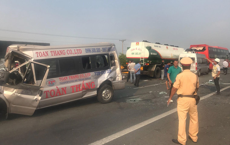 Lúc 17h chiều nay (3/4), thông tin từ Công ty Cổ phần Dịch vụ Kỹ thuật Đường cao tốc Việt Nam (VEC E) cho biết, vẫn đang tiến hành đóng tạm hướng giao thông từ Long Thành đi TPHCM tại Trạm thu giá trên Quốc lộ 51 (tỉnh Đồng Nai) để xử lý sự cố tai nạn liên hoàn trên đường cao tốc TP HCM - Long Thành - Dầu Giây (HLD).