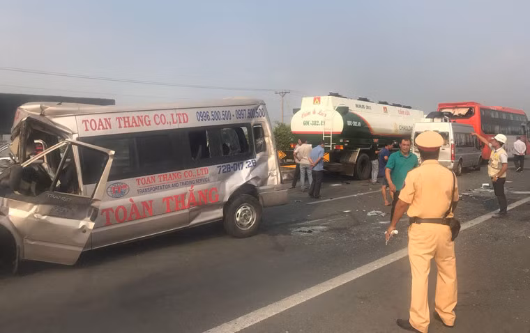 Hiện trường vụ tai nạn giao thông kinh hoàng trên cao tốc HLD chiều 3/4.