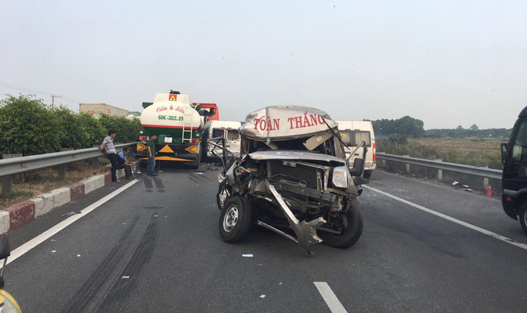 Đến khoảng 14h30 cùng ngày, tại Km 19+500, khói gây ảnh hưởng rất lớn đến tầm nhìn của các tài xế nên đã xảy ra vụ tai nạn giữa các phương tiện. 