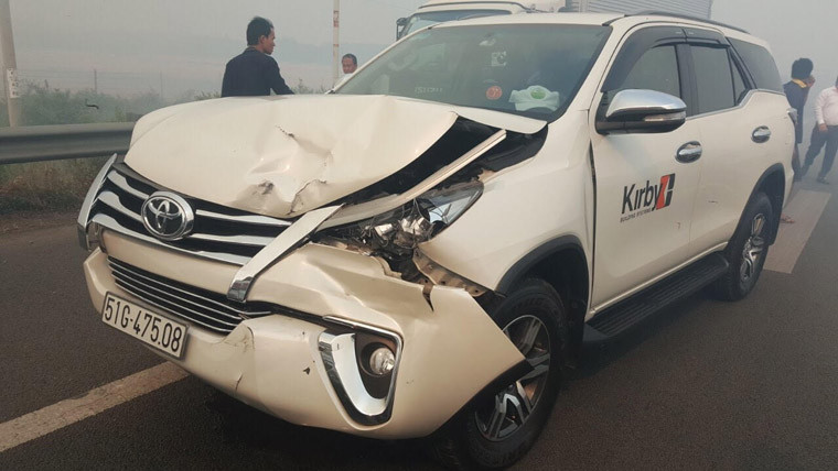 Hàng loạt phương tiện bị hư hỏng nặng.