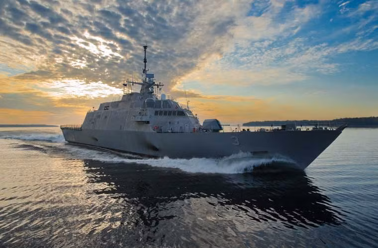 Tàu được trang bị hệ thống điện tử rất hiện đại bao gồm: Radar tìm kiếm mục tiêu TRS-3D được thiết kế đặc biệt cho các hoạt động ở ven bờ nơi mục tiêu thường lẫn lộn giữa mặt nước và bờ biển, cung cấp khả năng giám sát trên không trên biển, trên bờ cùng lúc; hệ thống dữ liệu chiến đấu COMBATSS-21; hệ thống định vị thủy âm kéo theo AN/SQR-20; hệ thống chiến tranh điện tử Argon ST WBR-2000 và hệ thống mồi bẫy hồng ngoại Terma A/S SKWS.