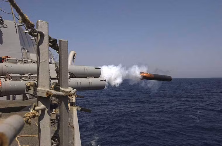 Trong tác chiến chống ngầm, USS Fort Worth trang bị ngư lôi hạng nhẹ 324mm Mk 50 chuyên chống tàu ngầm tốc độ cao, lặn sâu. Mk 50 trang bị đầu nổ mạnh 45kg, tầm bắn 15km, xuyên sâu xuống mặt nước 580m, dùng đầu tự dẫn chủ động hoặc bị động thủy âm.