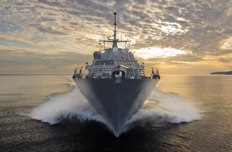 USS Fort Worth (LCS-3) là chiếc thứ 2 thuộc lớp tàu chiến đấu ven biển (Littoral Combat Ship – LCS) Freedom được thiết kế để đáp ứng khẩn cấp các nhiệm vụ hoạt động ở vùng nước nông chống lại mối đe dọa “phi đối xứng”, tàu ngầm chạy động cơ diesel và các vụ khủng bố dùng tàu (thuyền) cao tốc.