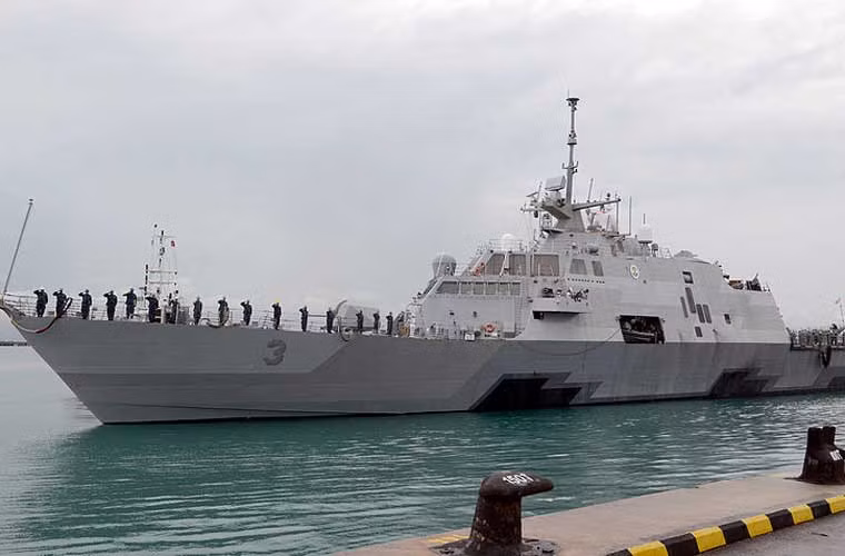 Tàu chiến đấu ven biển USS Fort Worth có lượng giãn nước toàn tải 3.450 tấn, dài 118m, rộng 17,7m, mớn nước 3,9m, thủy thủ đoàn chỉ 50 người.