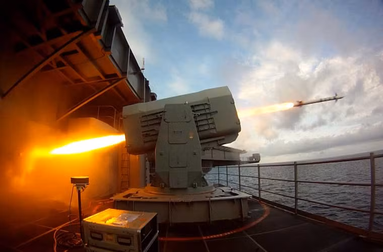 Trong tác chiến phòng không, USS Fort Worth được trang bị hệ thống tên lửa phòng không tầm nhiệt RIM-116 RAM chuyên đánh chặn tên lửa diệt hạm. Trong ảnh, bệ phóng Mk 49 (21 ống phóng) đang bắn tên lửa RIM-116, tầm bắn 9km, tốc độ Mach 2,0, lắp đầu nổ phá mảnh 11,3kg.