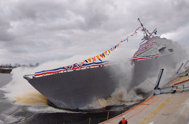  Con tàu được khởi đóng ngày 11/7/2009 tại xưởng Marinette Marine, hạ thủy ngày 7/12/2010, chính thức biên chế ngày 22/9/2012, căn cứ đóng tại San Diego.