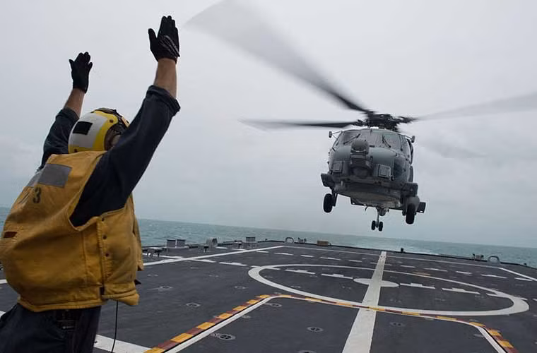 Sàn đáp trực thăng phía sau của tàu được thiết kế lớn hơn 1,5 lần so với các sàn đáp tiêu chuẩn trên tàu chiến. Nó cung cấp khả năng hoạt động cho 2 trực thăng đa năng MH-60 Seahawk hoặc trực thăng không người lái MQ-8 Fire Scout.