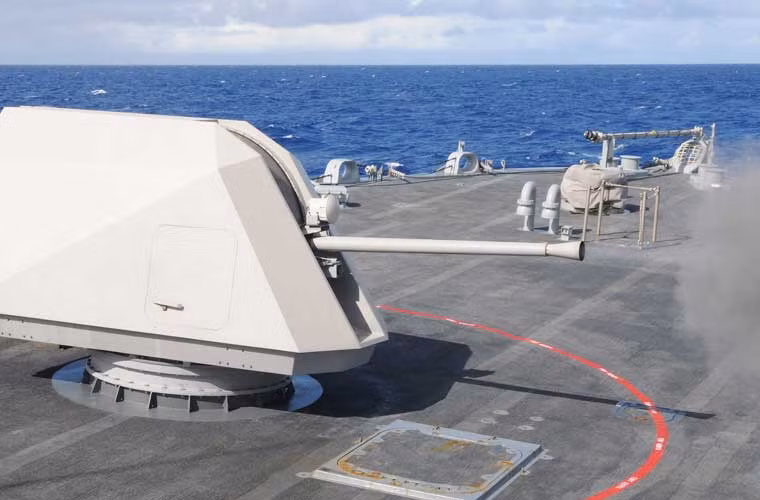 Về mặt hỏa lực, tàu chiến USS Fort Worth được trang bị hệ thống vũ khí tương đối “nhẹ”. Tuy nhiên, nhờ thiết kế theo dạng module cho phép hoán đổi các nhiệm vụ một cách nhanh chóng (trong vòng 24 tiếng). Vì thế khi cần, nó có thể trang bị thêm các module vũ khí, hệ thống rà phá thủy lôi và hệ thống dò tìm tàu ngầm. Trong ảnh là hải pháo Mk 110 57mm đang nã đạn tấn công mục tiêu trên biển (cơ số đạn 400 viên, tầm bắn 14km, tốc độ bắn 220 phát/phút).