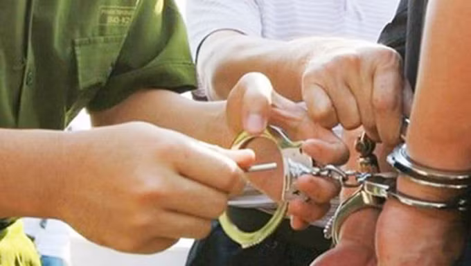 Hai thanh nien loi ba gia 64 tuoi xuong muong cuong hiep-Hinh-2