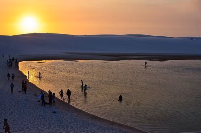 Một số hồ trong vườn quốc gia Lençóis Maranhenses có diện tích rất lớn như Lagoa Bonita, Lagoa da Gaivota và Lagoa Azul. Các cồn cái chạy sâu vào trong lục địa 48 km và 43km dọc bờ biển, hình thành nên nhiều bãi biển hoang vắng.