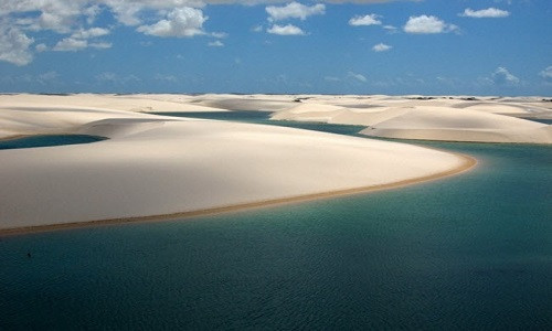 Nằm tại bang Maranhão ở đông bắc Brazil, vườn quốc gia Lençóis Maranhenses là một trong những địa điểm độc đáo và kỳ diệu nhất trên thế giới. Khu vực này có diện tích khoảng 1.000 km2, với nhiều hồ nước trong xanh xen lẫn những cồn cát trắng muốt. 