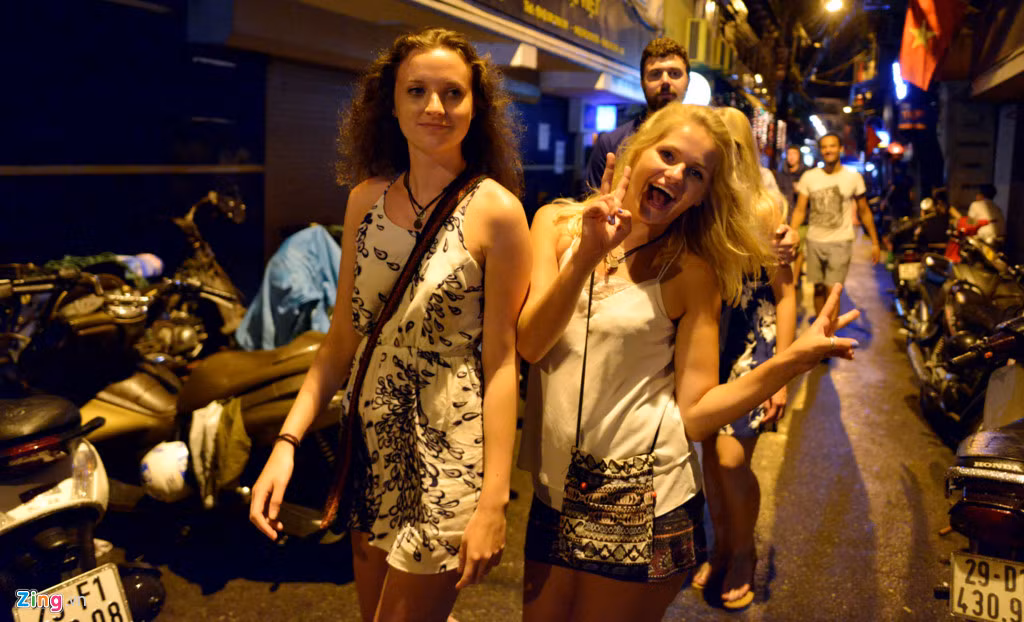 Tránh về quá khuya: Việt Nam có thể là một trong những quốc gia an toàn trên thế giới, nhưng bạn vẫn nên thận trọng, và phụ nữ không nên đi một mình lúc đêm muộn ở nơi vắng người. Ảnh: Lê Hiếu. 