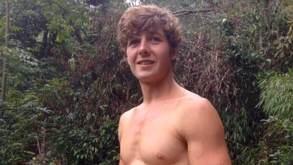 Đừng bao giờ leo núi một mình: Việc một mình khám phá và trải nghiệm các ngọn núi hùng vĩ của Việt Nam thật tuyệt vời. Tuy nhiên, địa hình và độ nguy hiểm của chúng thường khó đoán biết. Năm 2016, một thanh niên người Anh đã thiệt mạng khi leo Fansipan một mình. Ảnh: BBC.