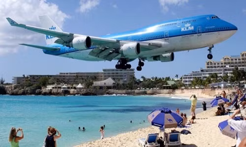 Tai sao may bay khong co he thong dieu khien tu mat dat?