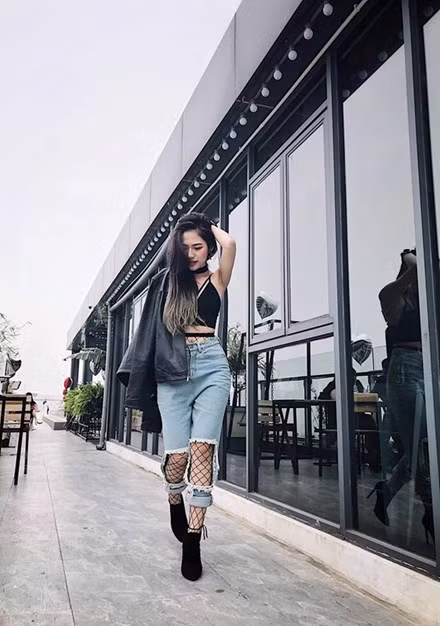 Người đẹp với mốt bra-top và jeans rách.