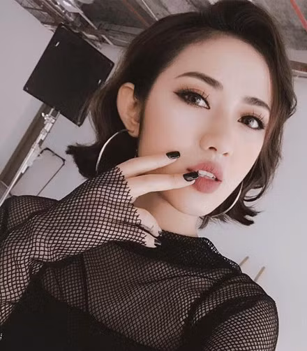 Diep trong phim “Song chung voi me chong” dep hut mat ngoai doi