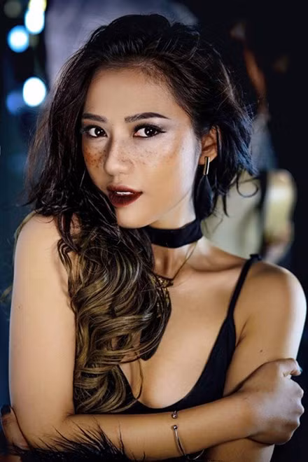 Nữ diễn viên 26 tuổi trang điểm sắc sảo.