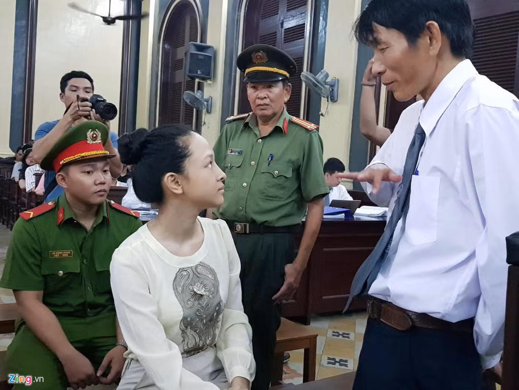 Luật sư bào chữa cho bị cáo trao đổi với Phương Nga trước buổi xử. 