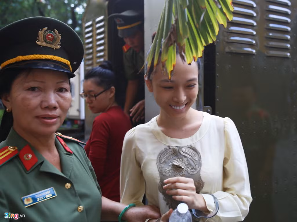 Khi bị cảnh sát áp giải xuống khỏi xe thùng, Hoa hậu Phương Nga cười tươi. Cùng ra tòa hôm nay còn có Nguyễn Đức Thùy Dung (bạn Phương Nga, người bị truy tố với vai trò đồng phạm giúp sức). 
