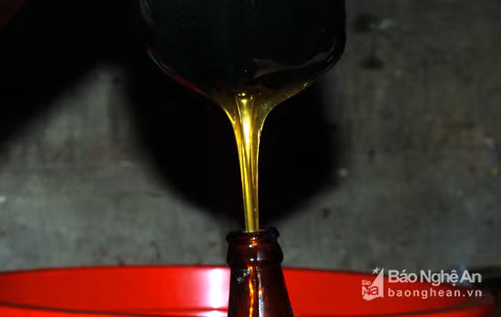 Những giọt mật thơm ngon được lấy từ "quà tặng của thiên nhiên". Hiện mật ong tự nhiên được nhiều người săn lùng với giá cao từ 250-300 nghìn/lít. Ảnh: Đào Thọ 