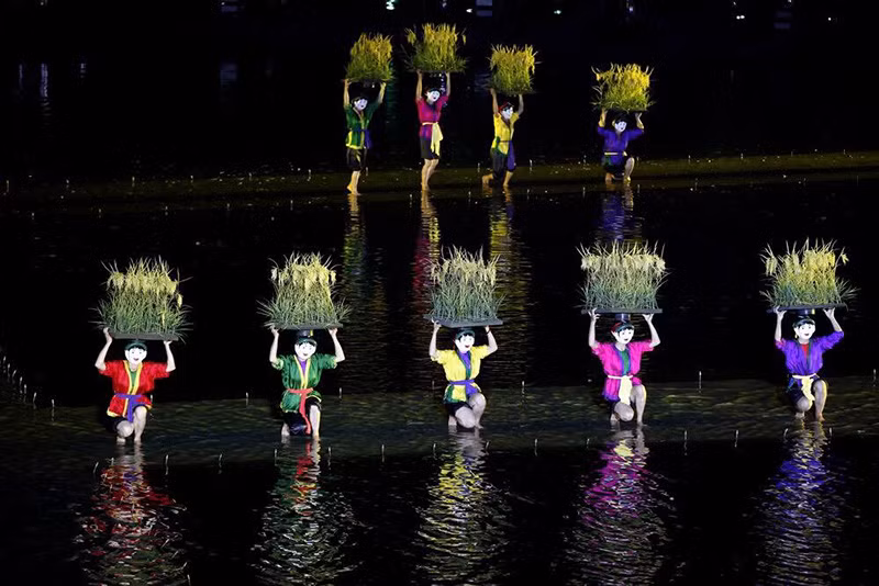 Choang ngop man bieu dien tren mat nuoc cua cac "hai lua"-Hinh-2