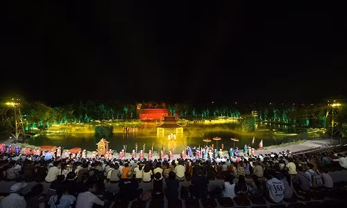 Choang ngop man bieu dien tren mat nuoc cua cac "hai lua"