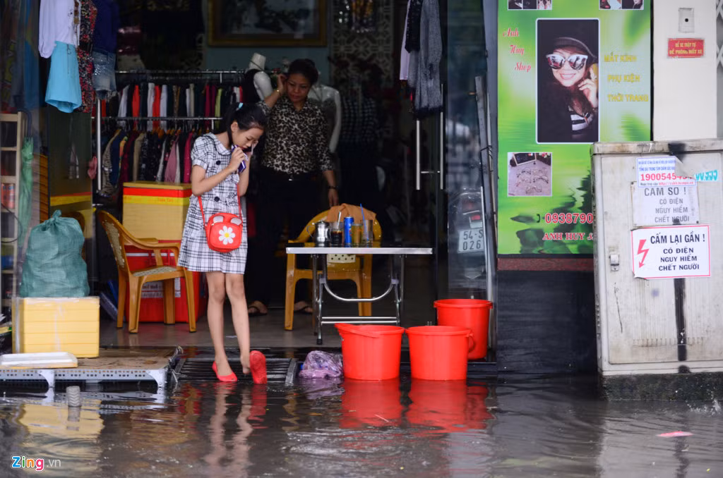 Bà Lê Thị Thu Lệ sống hơn 40 năm trên đường Điện Biên Phủ cho biết trước đây nơi này ít khi bị ngập. Từ khi các cao ốc trên đường Nguyễn Hữu Cảnh mọc lên, mỗi lần mưa nước lại dồn về khu vực này. 