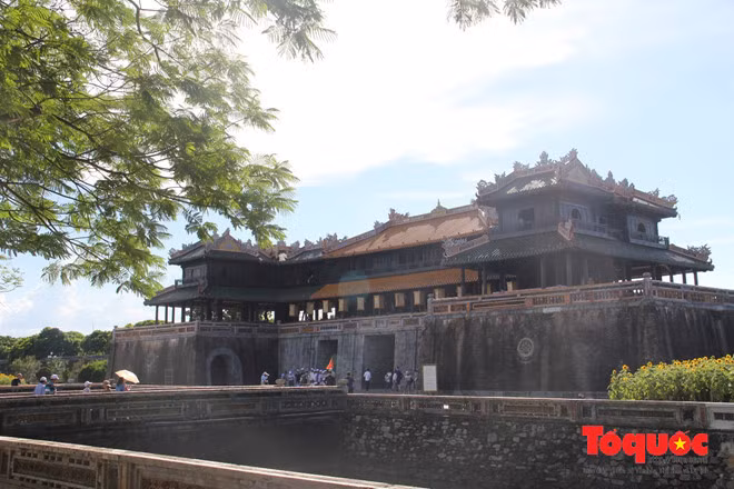 Cam an mac phan cam khi tham quan Co do Hue