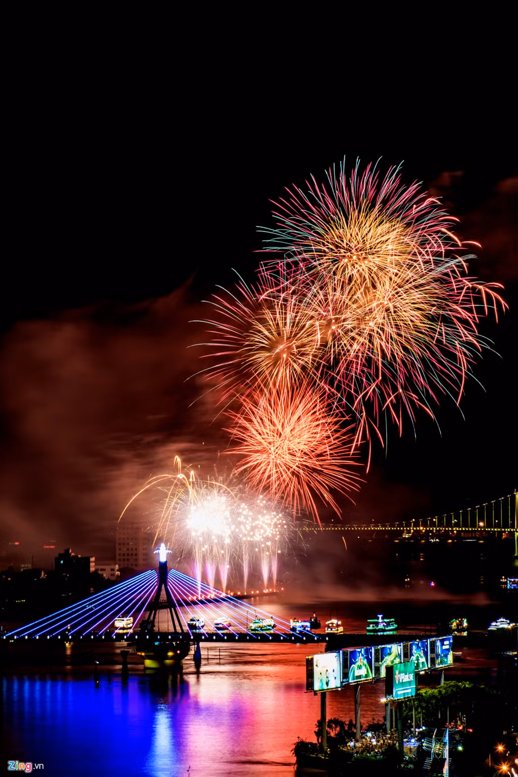 Đội Australia đã không làm phụ lòng khán giả đợi chờ nhiều giờ đồng hồ ngóng xem khi chứng tỏ mình là ứng viên sáng giá cho chức vô địch cuộc thi năm nay bởi màn trình diễn hết sức đặc sắc. Trong cùng một thời điểm, Australia tung ra những tràng pháo hoa nhiều màu, phối hợp không gian hợp lý khiến khán giả hai bên bờ sông Hàn rất phấn khích.