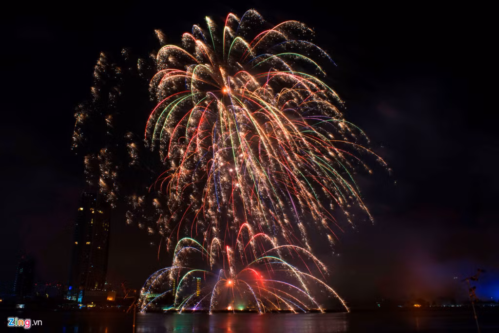 Đội Việt Nam: Trước đó, trong đêm khai mạc (30/4), đội Việt Nam cũng phô diễn được nhiều quả pháo hoa đẹp không kém 7 đối thủ còn lại đến từ châu Đại Dương, châu Âu và châu Á. Đội chủ nhà là đội mở màn những chùm pháo hoa trên bầu trời Đà Nẵng tại lễ hội năm nay. Đêm đầu với chủ đề "Hỏa" nằm trong chủ đề lớn toàn bộ lễ hội là Tỏa Sáng Ngũ Hành Sơn, đội Việt Nam cũng nhận được nhiều tràng pháo tay của hơn 22.000 khán giả ngồi trên khán đài. 