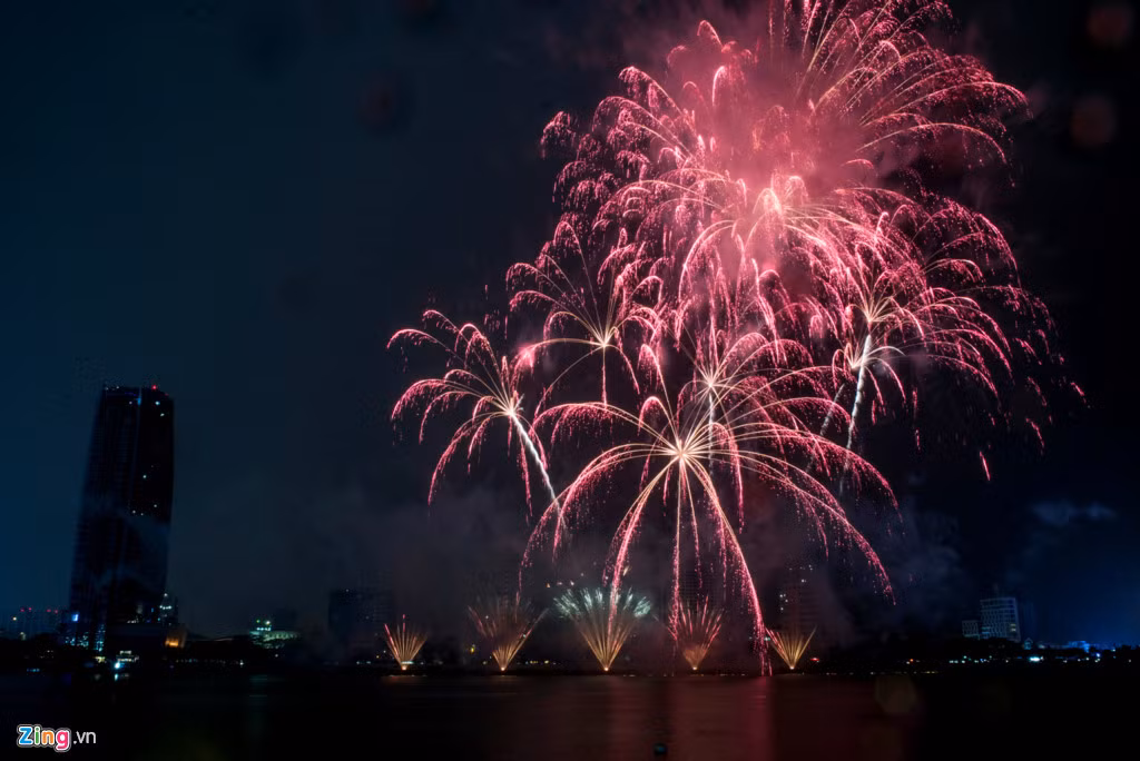 Đội Trung Quốc: Trước khi bước vào giải Trung Quốc cũng là một ứng viên nặng ký lọt vào chung kết. Tuy nhiên, đội pháo hoa này không được may mắn bởi sự cố là cơn mưa nặng hạt. Màn trình diễn pháo hoa của đội Trung Quốc được chia làm 5 chương, mỗi chương gắn với một bài hát trong bộ phim cùng những lời thoại sống động, âm nhạc đặc sắc. Trong đó, bài hát My Heart Will Go On tương tác cùng nhịp pháo hoa khiến khán giả như đang được xem lại bộ phim kinh điển này hàng chục năm trước.