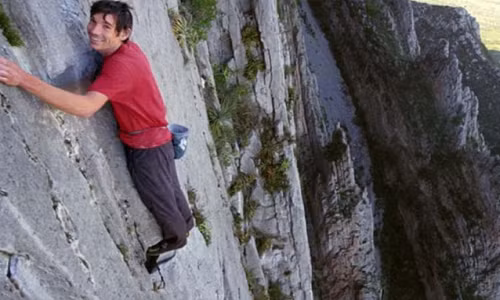 Nguoi dau tien tay khong leo nui da dung dung 900 m thanh cong