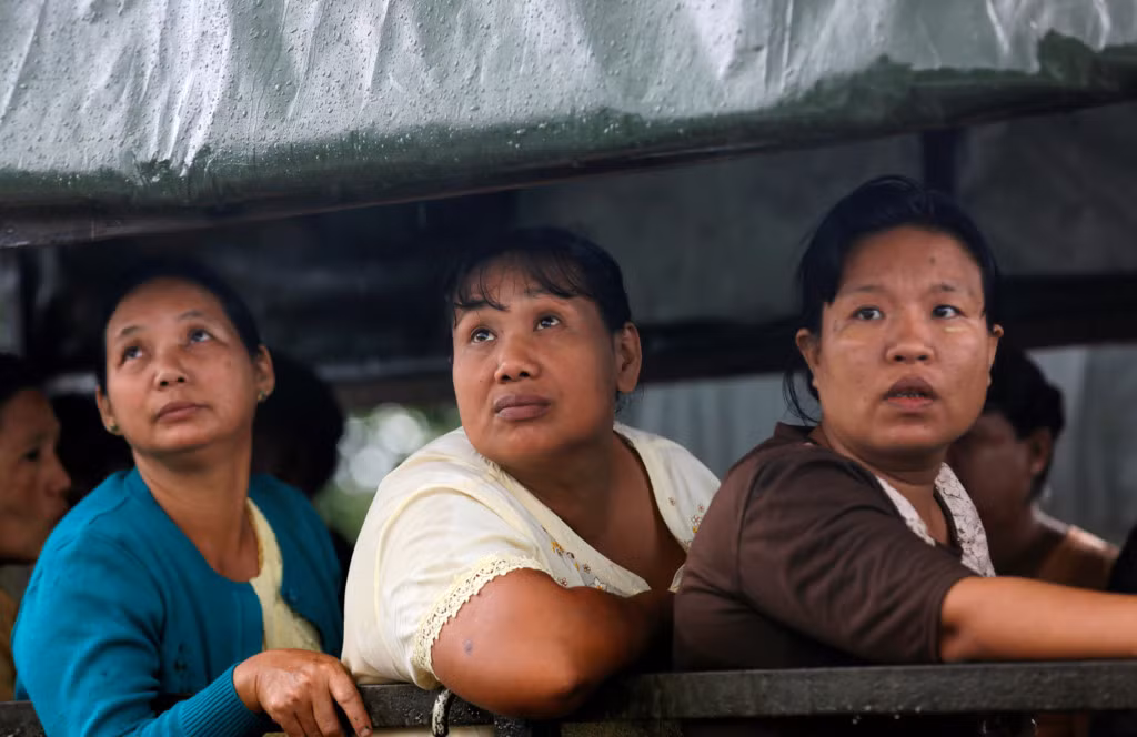 Ngày 7/6, chiếc máy bay quân sự chở 116 người của Myanmar đã rơi khi bay từ miền Nam lên thành phố Yangon. Một quan chức chỉ huy quân đội Myanmar cho biết liên lạc mất đột ngột vào lúc 13h35 (giờ địa phương) khi máy bay cách thị trấn Dawei 32 km.