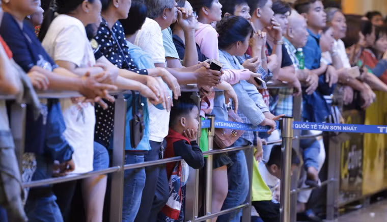 Khu vực nhà chờ ga quốc tế đến sân bay Tân Sơn Nhất những ngày cận Tết luôn trong tình trạng quá tải.