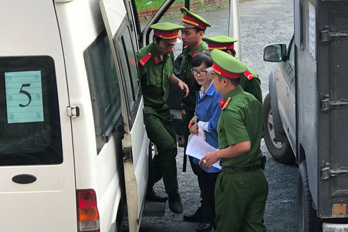 "Siêu lừa" Huyền Như được dẫn giải ra từ xe bít bùng...