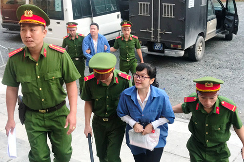 2 bị cáo Huỳnh Thị Huyền Như và Võ Anh Tuấn được dẫn giải đến Tòa.