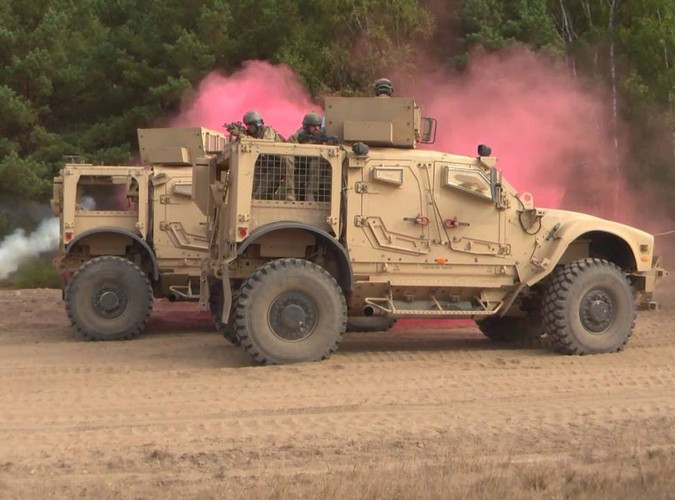 Cấu hình vũ khí của M-ATV có thể thay đổi tùy vào nhiệm vụ, gồm trung liên 7,62 M240, súng phóng lựu 40 mm Mk.19, đại liên 12,7 mm M2, pháo hạng nhẹ 30 mm M230LF.