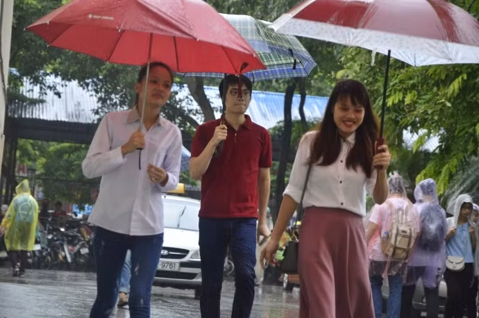 Ca nuoc mua dong ngay thi THPT dau tien