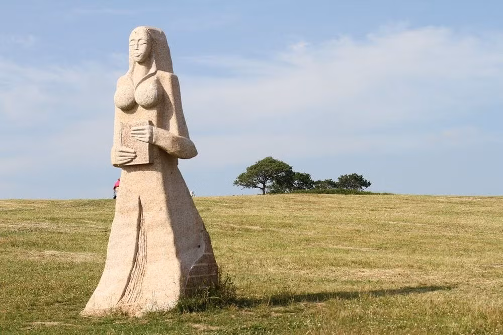 Người nghĩ ra ý tưởng thung lũng các vị thánh là ông Philippe Abjean, một nhà triết học Pháp, người luôn mong muốn mỗi bức tượng biểu trưng cho một vị thần trong các truyền thuyết xa xưa. (Nguồn Amusing Planet)