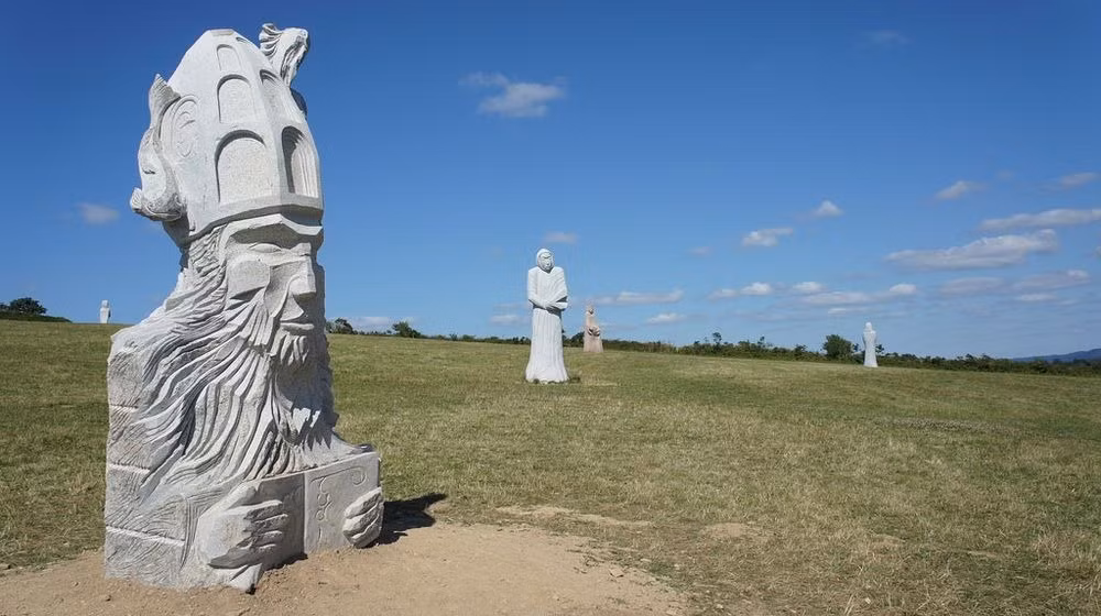 Mỗi bức tượng trên thung lũng các vị thánh tượng trưng cho một vị thánh nhất định, gắn với truyền thuyết của địa phương. Do đó, cả thung lũng là một sự pha trộn của văn hóa Celtic, văn hóa Gallo-La Mã và văn hóa Kitô giáo. Cũng nhờ sự đa dạng của các nghệ sĩ tham gia dự án, mỗi bức tượng đều có một phong cách riêng không thể nhầm lẫn. (Nguồn Amusing Planet)